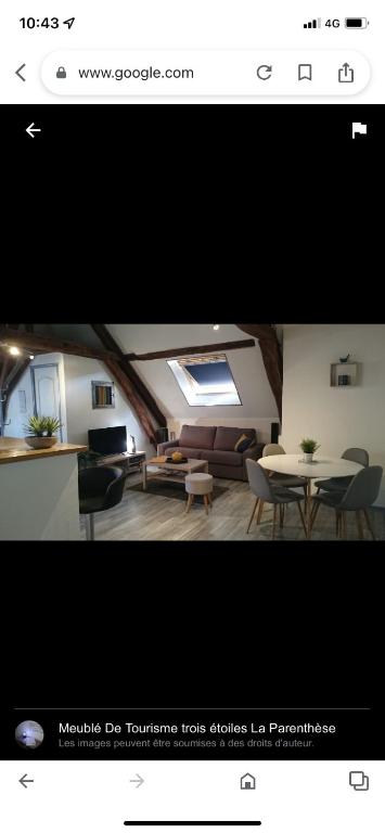 夏布利的住宿－La Parenthèse，客厅的照片,配有桌椅
