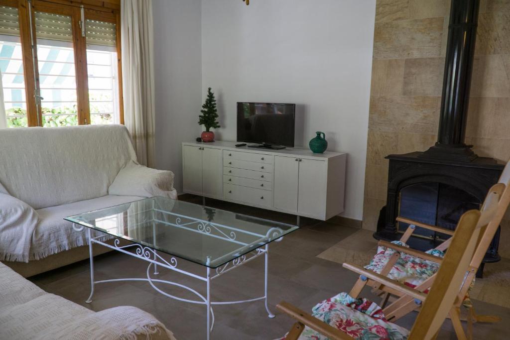 TV a/nebo společenská místnost v ubytování Chalet II con jardín y wifi en la playa