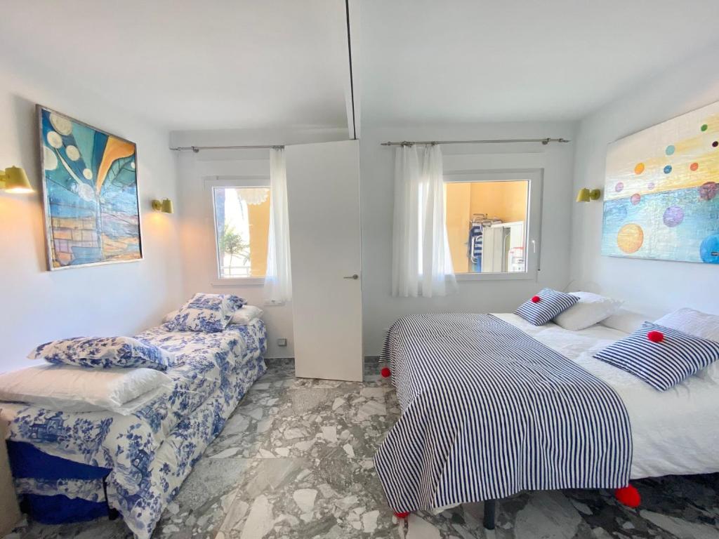 Postel nebo postele na pokoji v ubytování Apartamento centro de Dénia 1ra linea, vistas puerto y mar