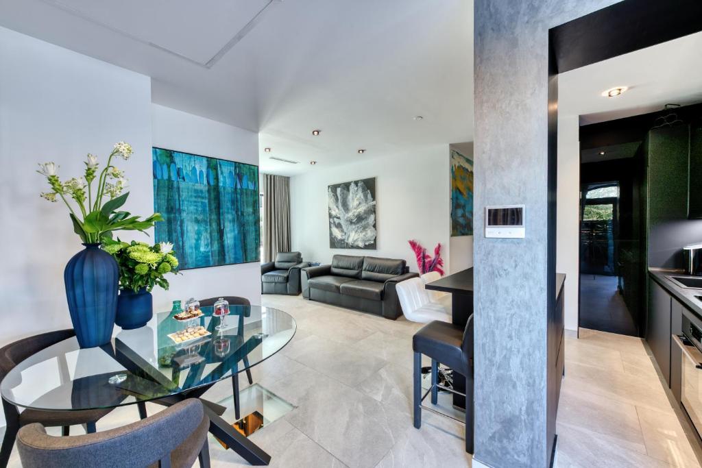 Posedenie v ubytovaní Apartment One B with Heated Private pool