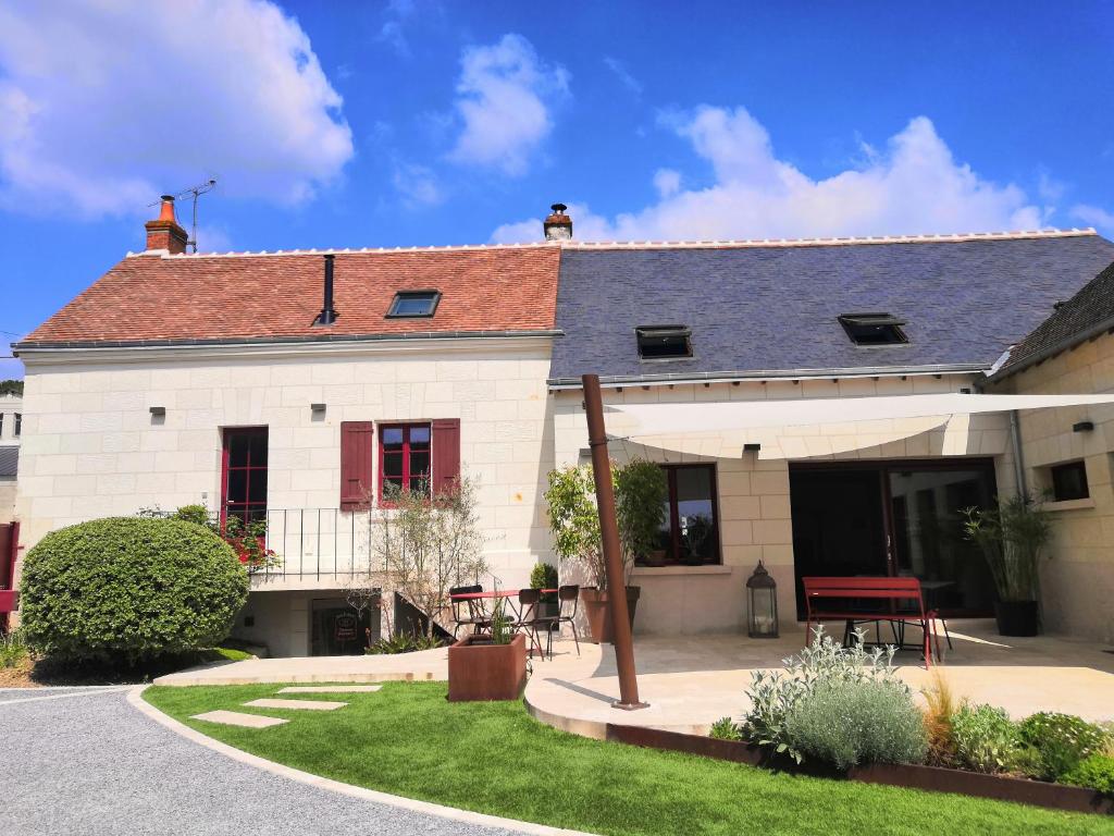 una grande casa bianca con tetto rosso di Cottage l'Orée du Cher a Chissay-en-Touraine