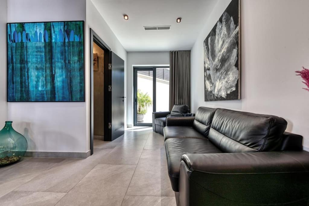Posedenie v ubytovaní Apartment One B with Heated Private pool
