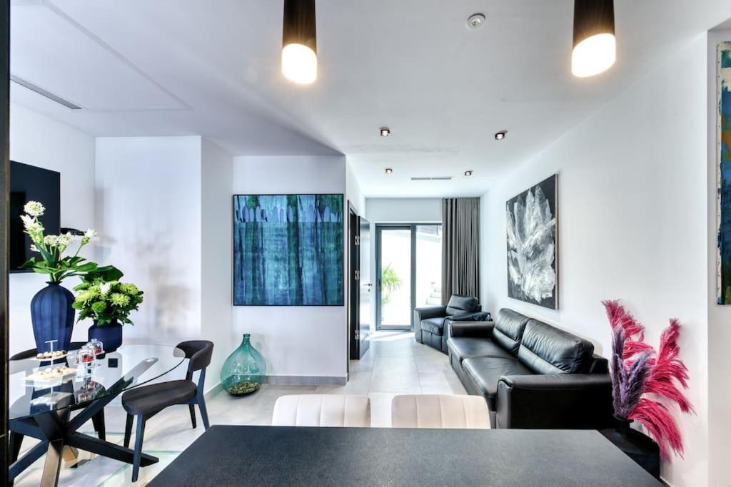 Posedenie v ubytovaní Apartment One B with Heated Private pool