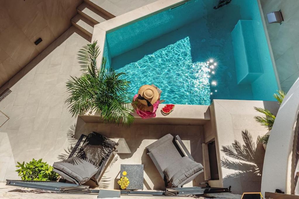 Bazén v ubytovaní Apartment One B with Heated Private pool alebo v jeho blízkosti