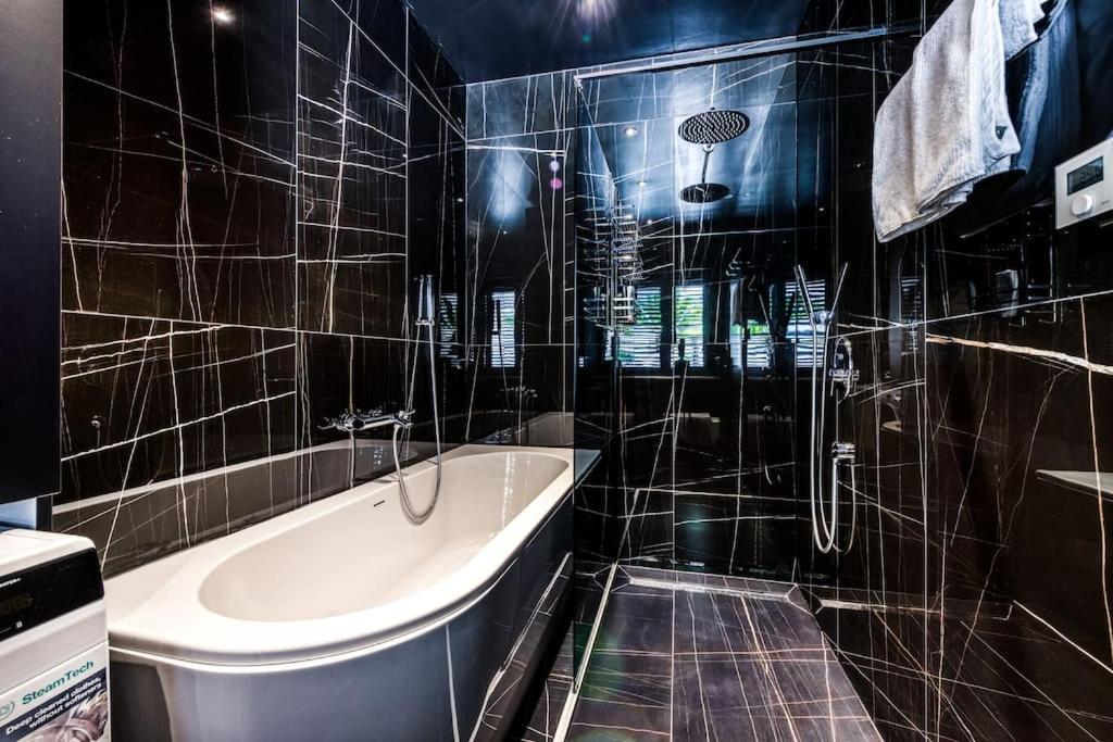 Kúpeľňa v ubytovaní Apartment One B with Heated Private pool
