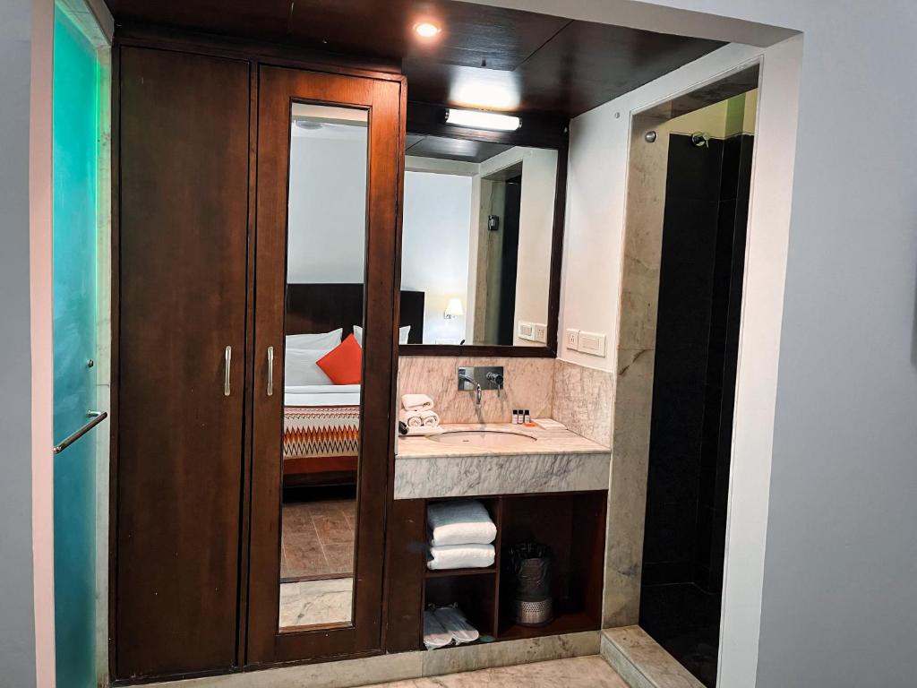 un bagno con lavandino e specchio di The Orion Express a Jaipur