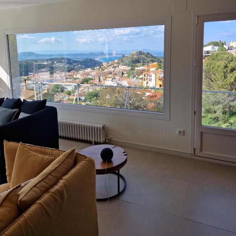 A seating area at Villa Francesc Pi1