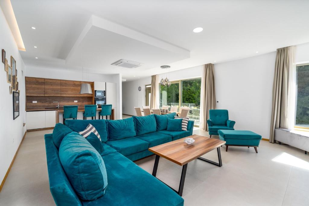 Posedenie v ubytovaní Seaview Villa BLUE LAGOON with private pool, jacuzzi, media room, 6 bedrooms, beach 70m