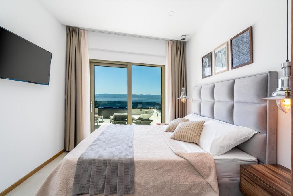 Posteľ alebo postele v izbe v ubytovaní Seaview Villa BLUE LAGOON with private pool, jacuzzi, media room, 6 bedrooms, beach 70m
