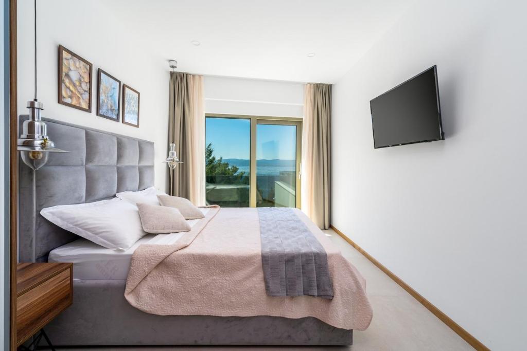 Posteľ alebo postele v izbe v ubytovaní Seaview Villa BLUE LAGOON with private pool, jacuzzi, media room, 6 bedrooms, beach 70m