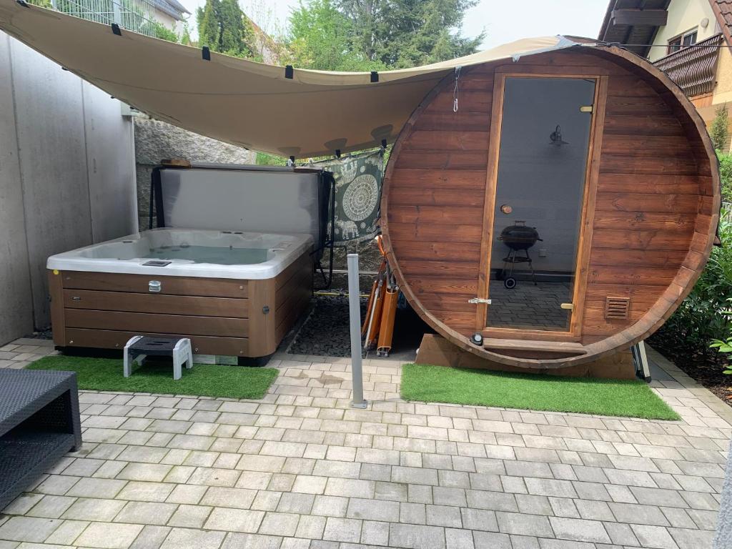 4 * Wohnung SPA Whirlpool & Sauna in Seenähe في Ramsberg: حوض استحمام وحوض استحمام خشبي