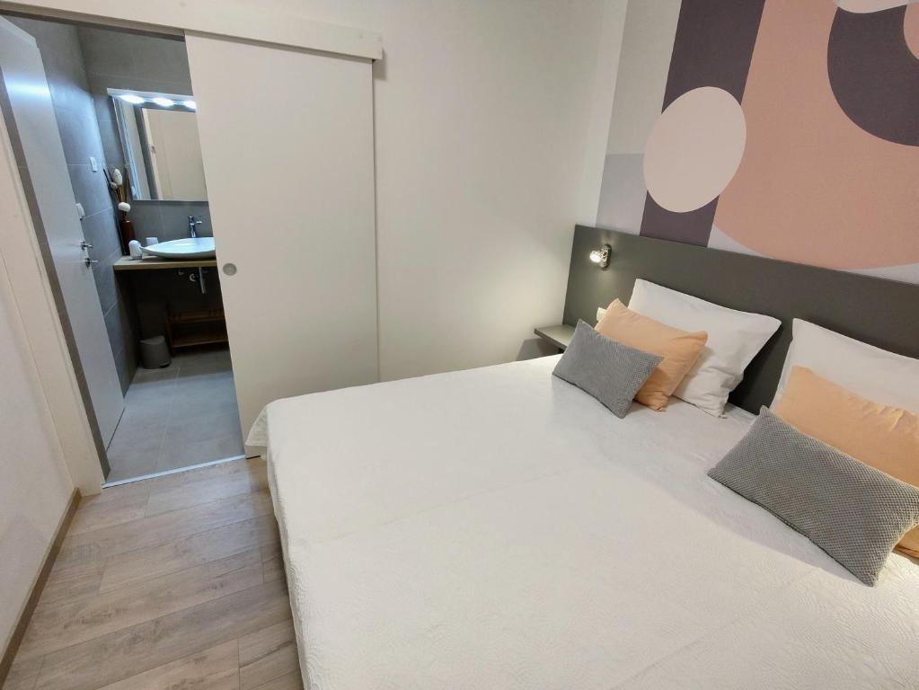 Postel nebo postele na pokoji v ubytování Apartmani Ines