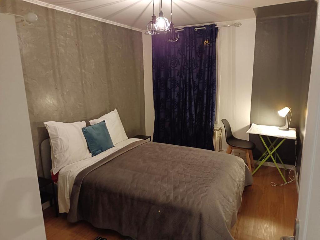 Postel nebo postele na pokoji v ubytování Chambre Moon Ray proche Paris
