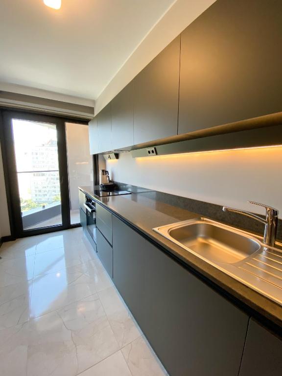 Kuchyň nebo kuchyňský kout v ubytování Luxury Central Fully Equipped 3BR 2BA Apartment by Siena Suites