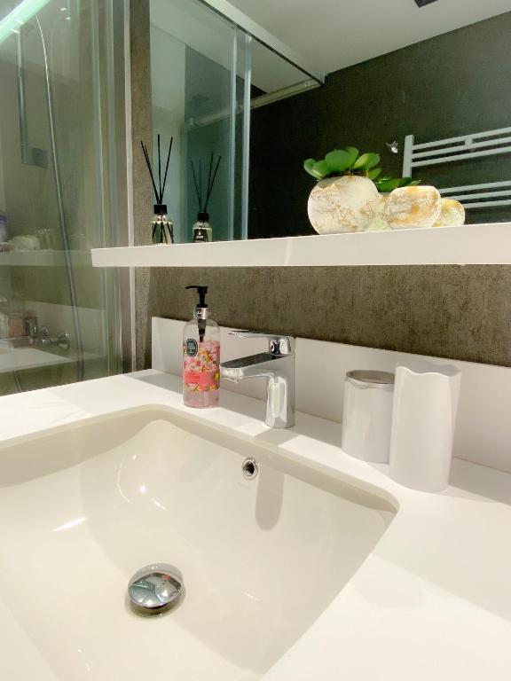 Koupelna v ubytování Luxury Central Fully Equipped 3BR 2BA Apartment by Siena Suites