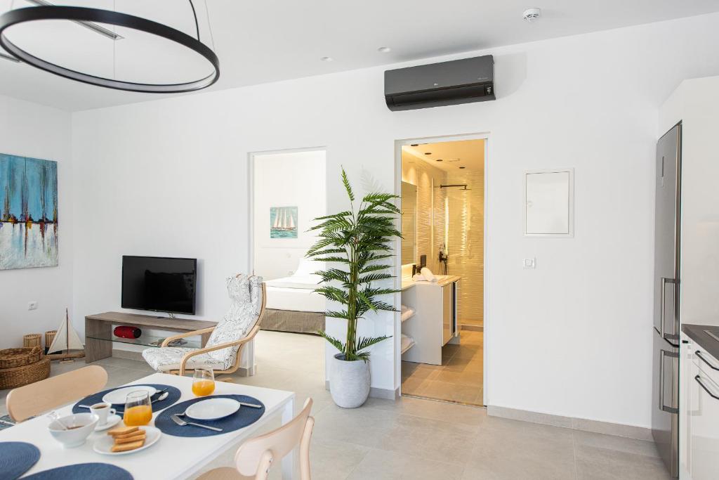 Cozy Corner Luxury Apartments - 17