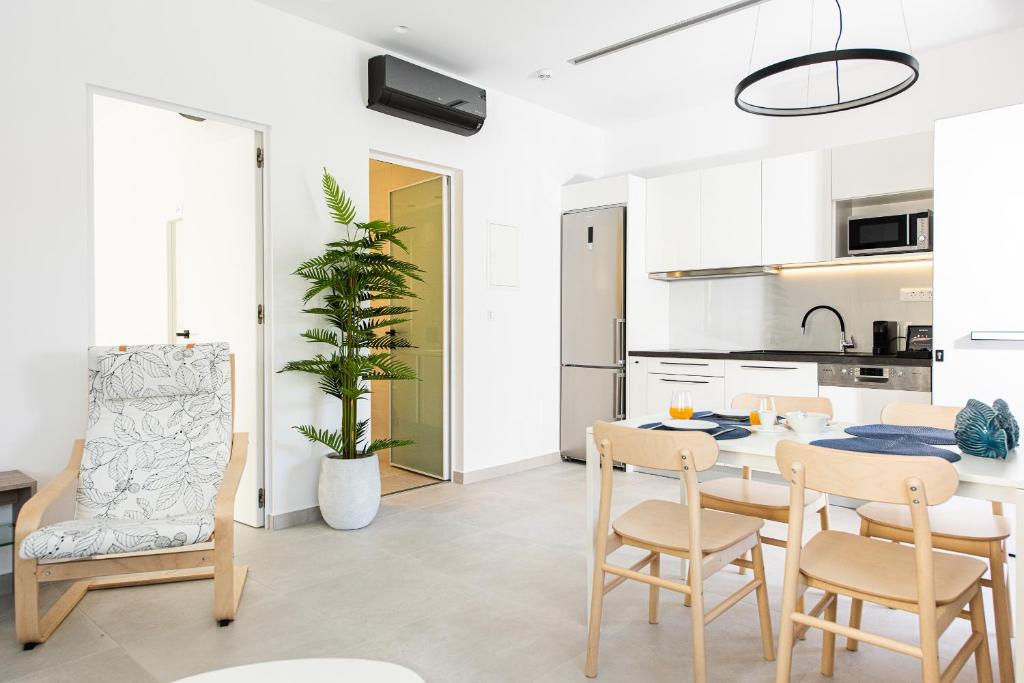 Cozy Corner Luxury Apartments - 18