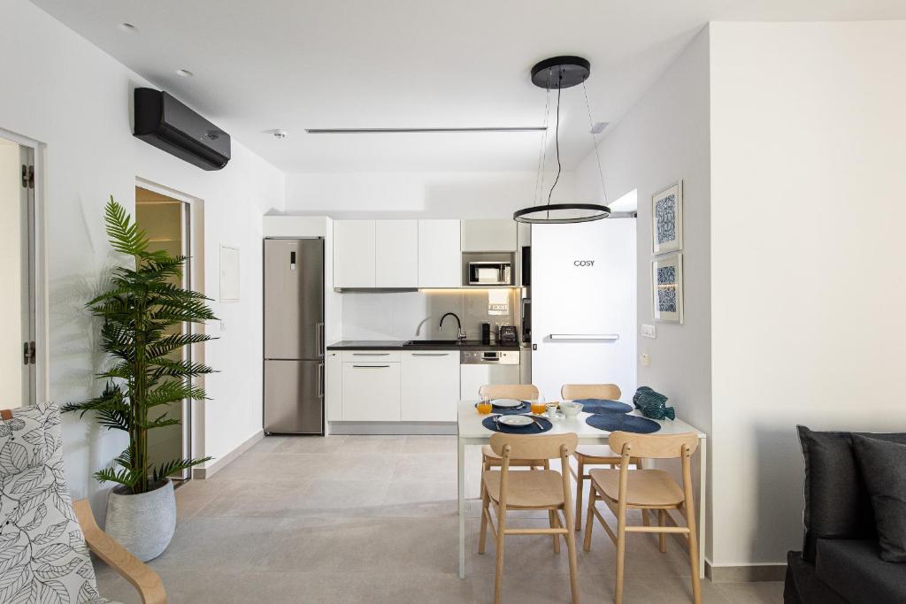 Cozy Corner Luxury Apartments - 16