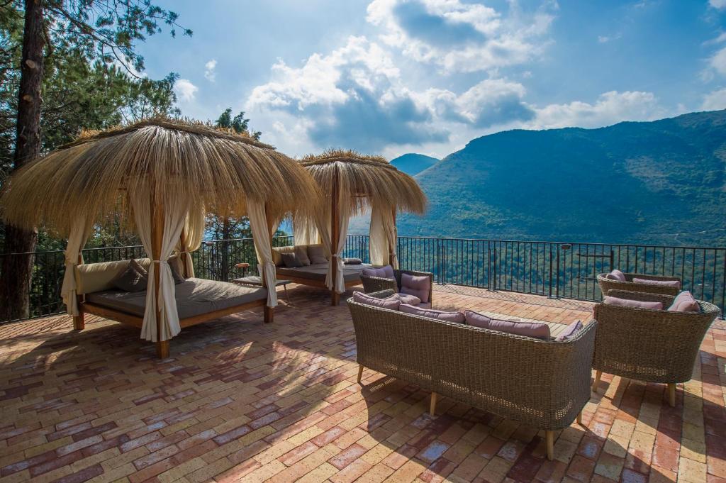 Vista generica sulle montagne o vista sulle montagne dall'interno dell'hotel