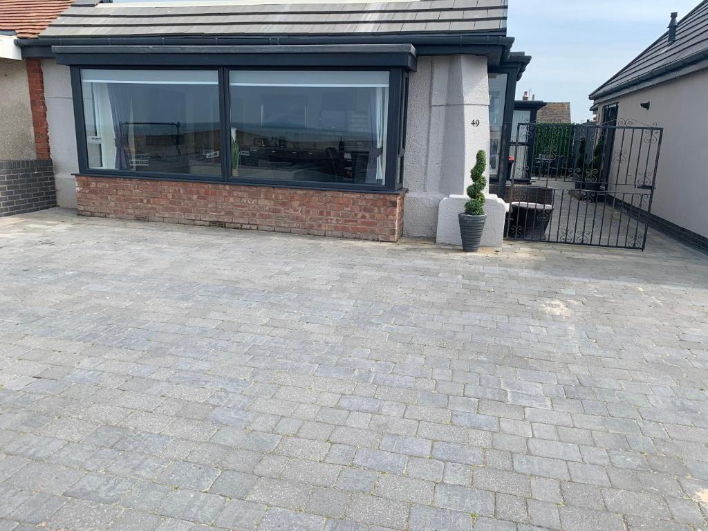 ein Haus mit einem großen Fenster auf einer Terrasse in der Unterkunft Beach House Apartment on ground floor with sea view - pet friendly in Cleveleys