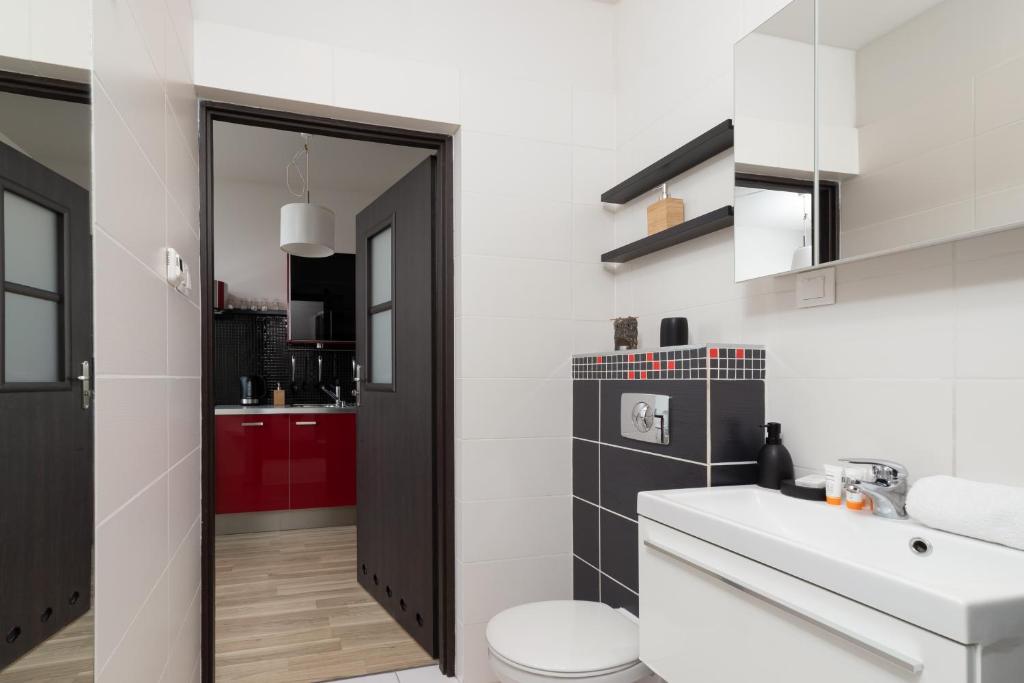 Kuchyňa alebo kuchynka v ubytovaní Lea Apartments Kraków Krowodrza by Noclegi Renters