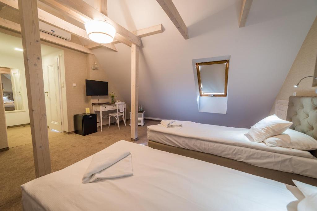 Postel nebo postele na pokoji v ubytování Amax Boutique Hotel