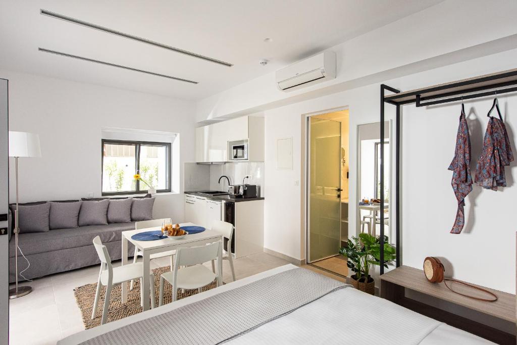 Cozy Corner Luxury Apartments - 2