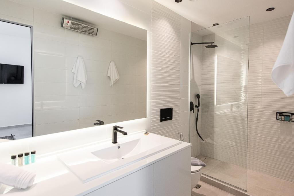 Cozy Corner Luxury Apartments - 10