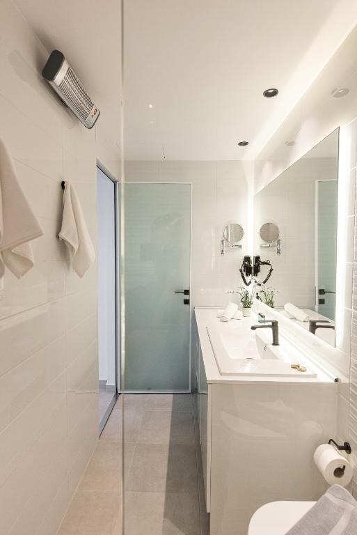 Cozy Corner Luxury Apartments - 11