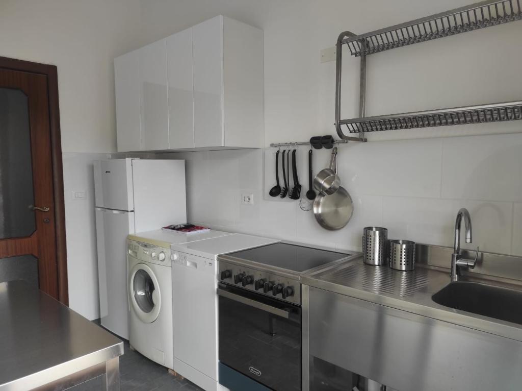 A kitchen or kitchenette at Casa Berizzi - Santa Lucia