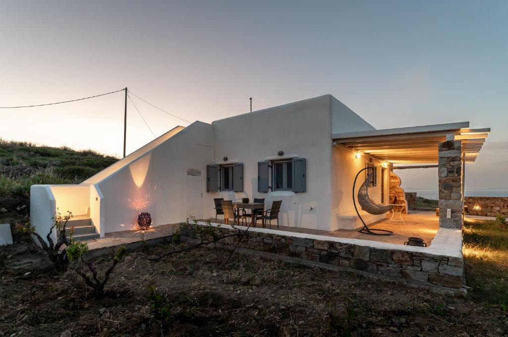 una pequeña casa blanca con un camino que conduce a ella en Kalliston Naxos, en Akrotiri