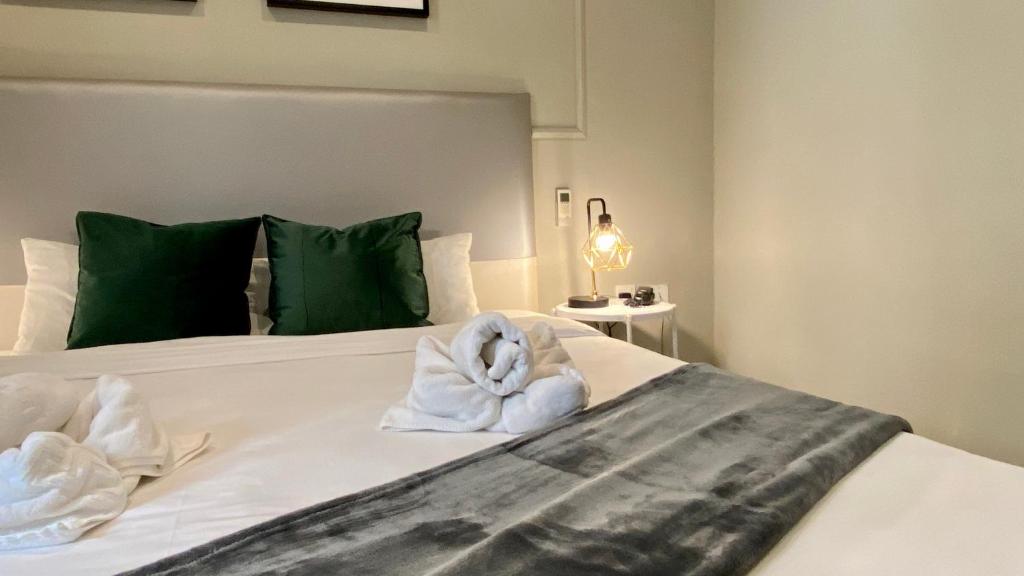 Postel nebo postele na pokoji v ubytování Sliema Marina Hotel