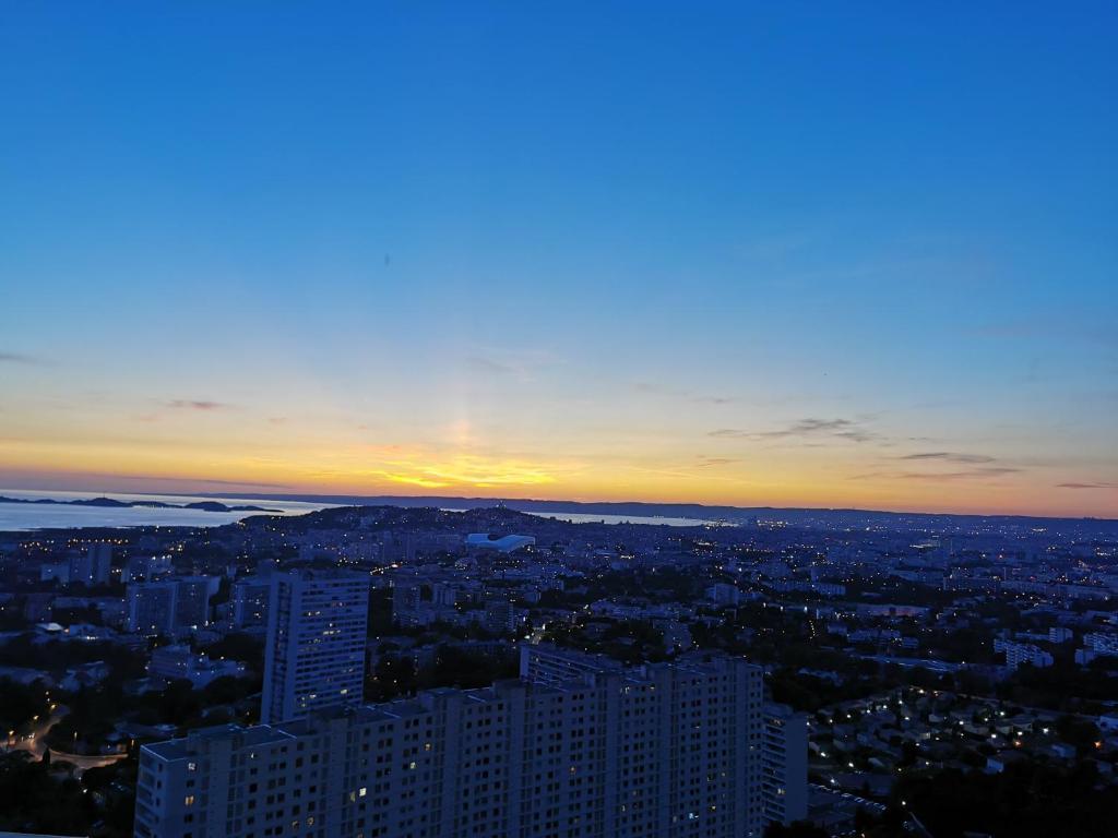 vue imprenable sur marseille, à côté calanque sugiton - Housity