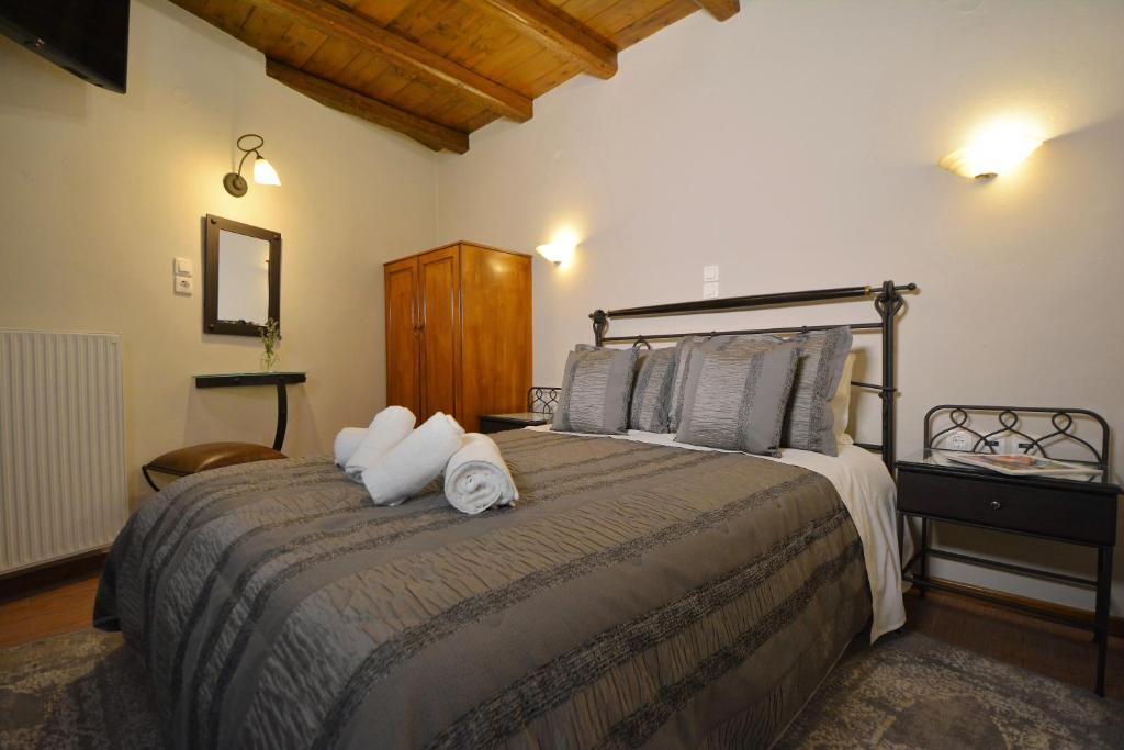 A bed or beds in a room at Xenonas Orizontes
