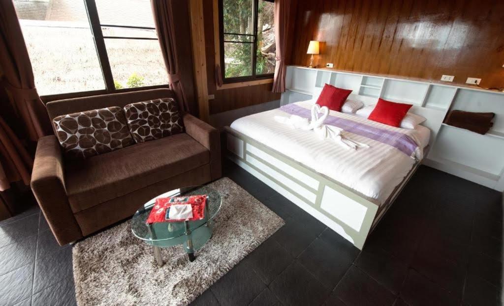 Postel nebo postele na pokoji v ubytování Tree House Bungalows Koh Tao