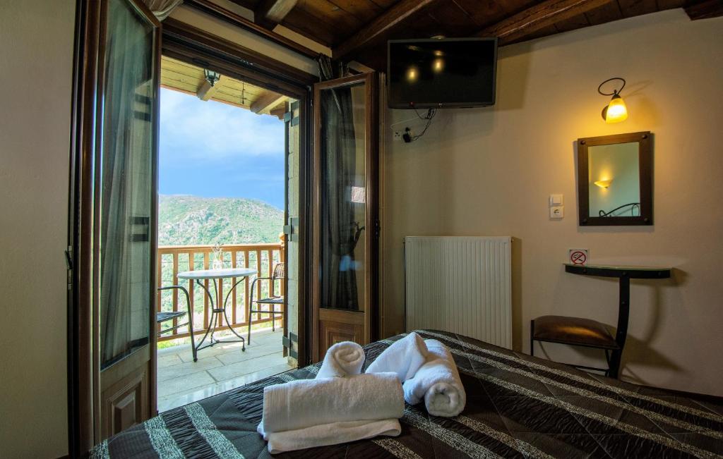 A balcony or terrace at Xenonas Orizontes