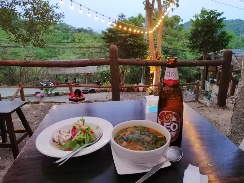 Nápoje v ubytování Tree House Bungalows Koh Tao