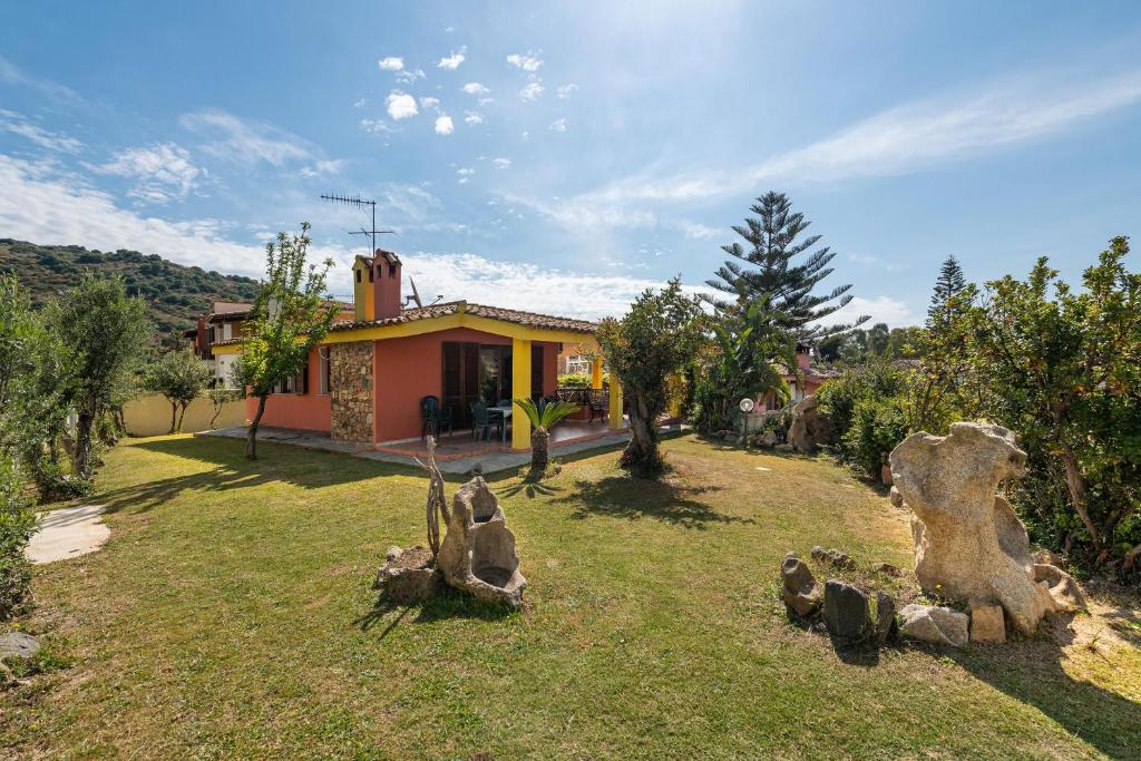 dom z ogródkiem z kamieniami przed nim w obiekcie Casa Nicoletta w mieście Villasimius