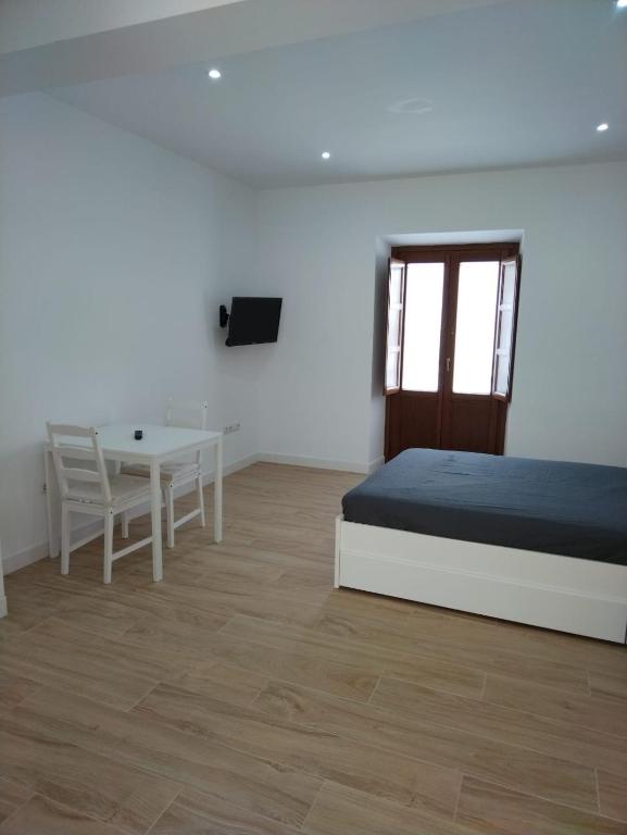 Łóżko lub łóżka w pokoju w obiekcie CASTRO Suites Osuna