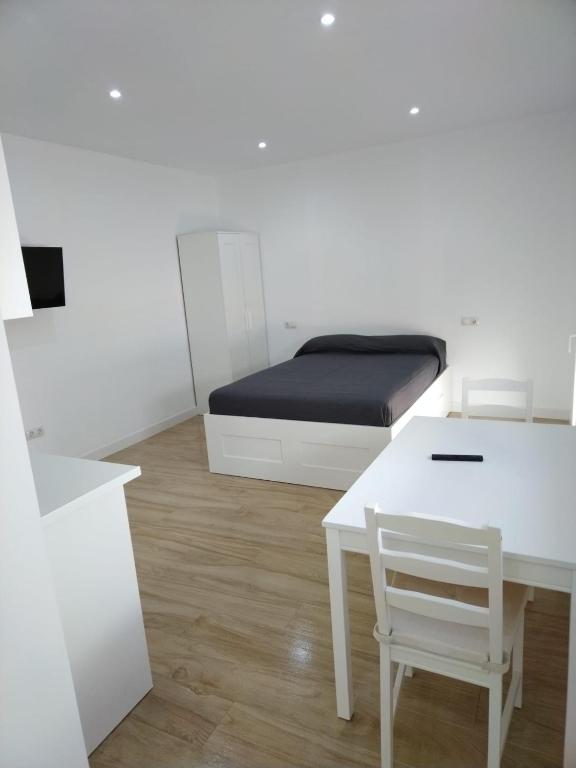 Łóżko lub łóżka w pokoju w obiekcie CASTRO Suites Osuna