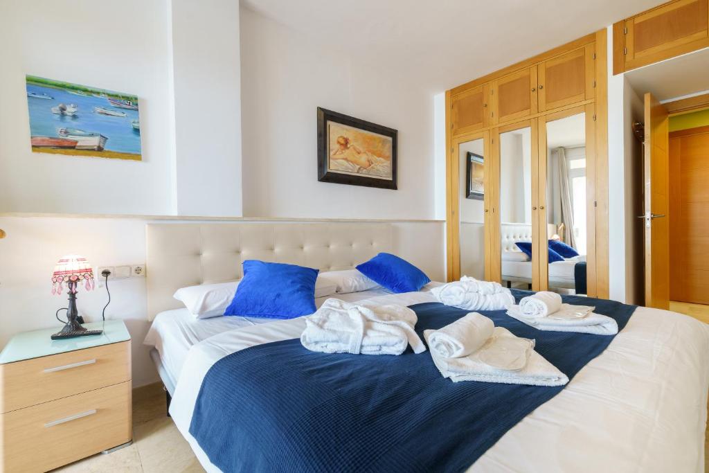 Posteľ alebo postele v izbe v ubytovaní Fantastic Views , on the beach Best Location in Torremolinos