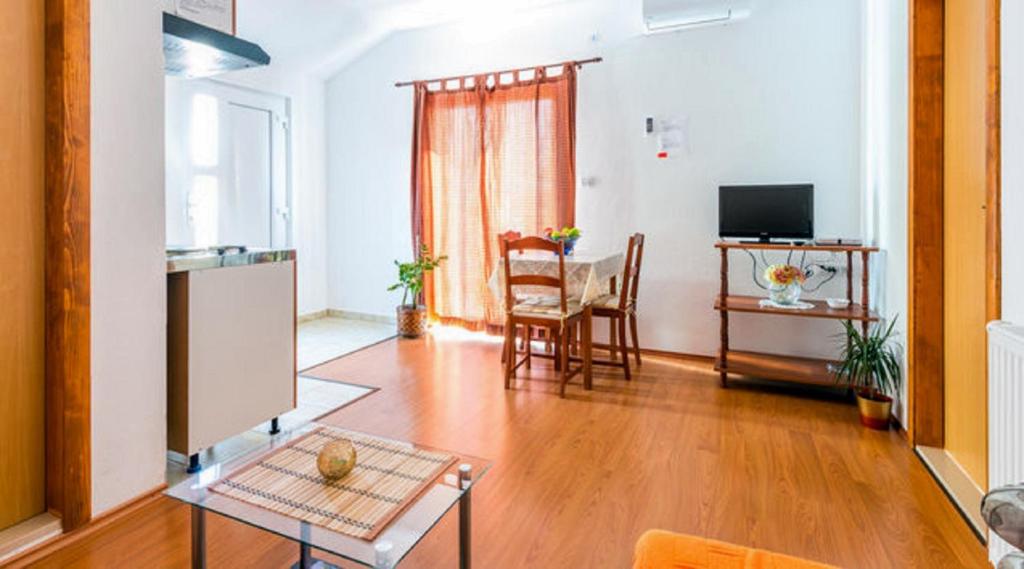 Televízia a/alebo spoločenská miestnosť v ubytovaní Guest House Fontana