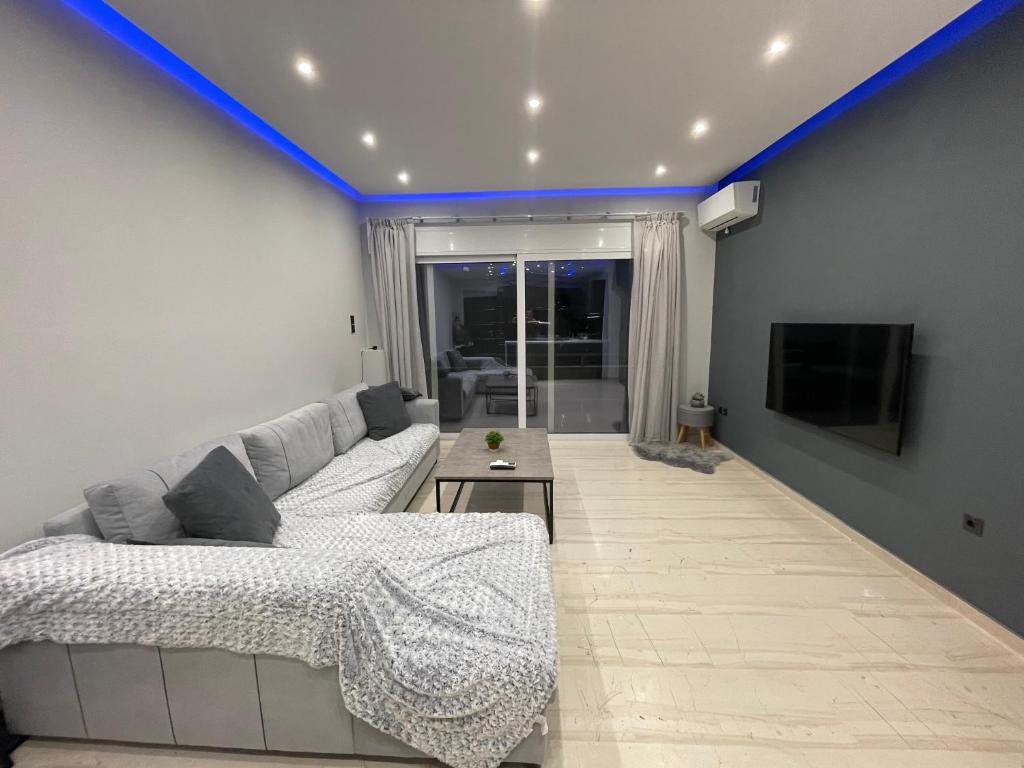 ein Wohnzimmer mit blauer Linie an der Decke in der Unterkunft Luxury 3 bedroom apartment in Kiato center in Kiato