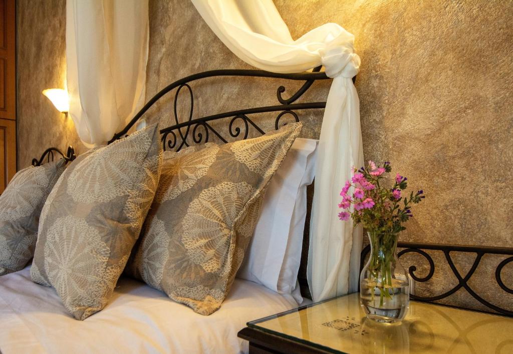 A bed or beds in a room at Xenonas Orizontes