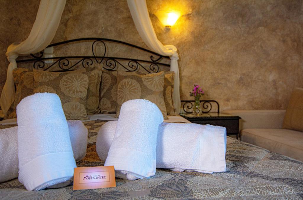 A bed or beds in a room at Xenonas Orizontes