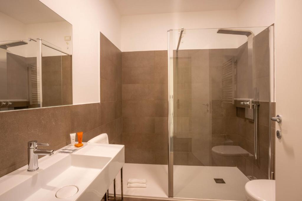 Koupelna v ubytování V Hotel