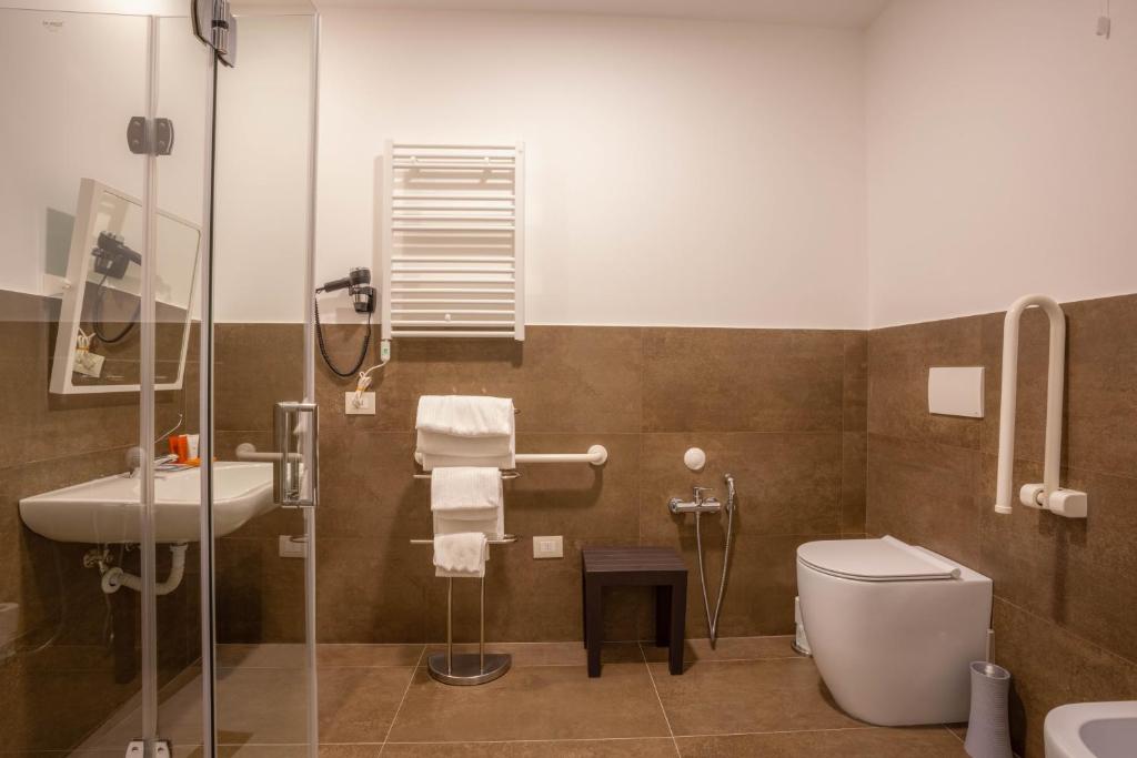 Koupelna v ubytování V Hotel