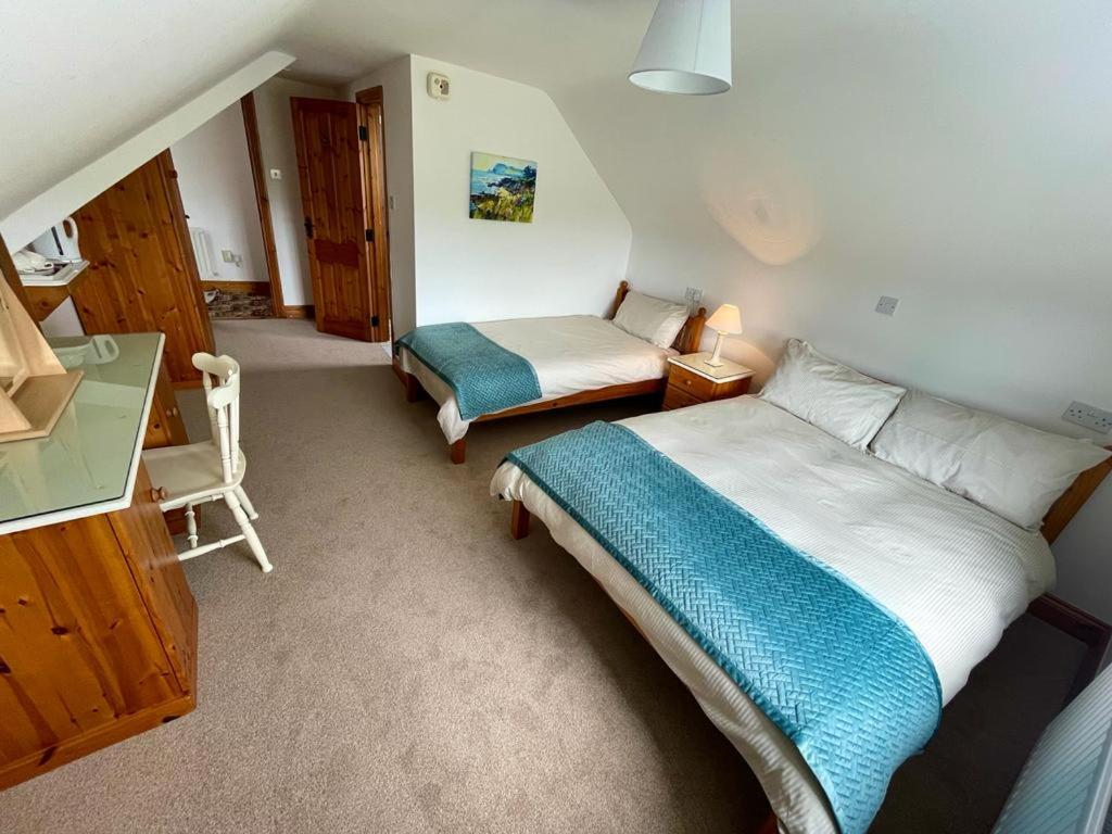 Postel nebo postele na pokoji v ubytování Cedar Lodge Self Catering Accommodation H91 CF9D