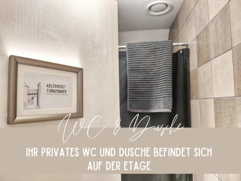 Un baño con una señal que dice que somos una actualización en Hotel & Restaurant Schloss Schwandegg en Oberstammheim