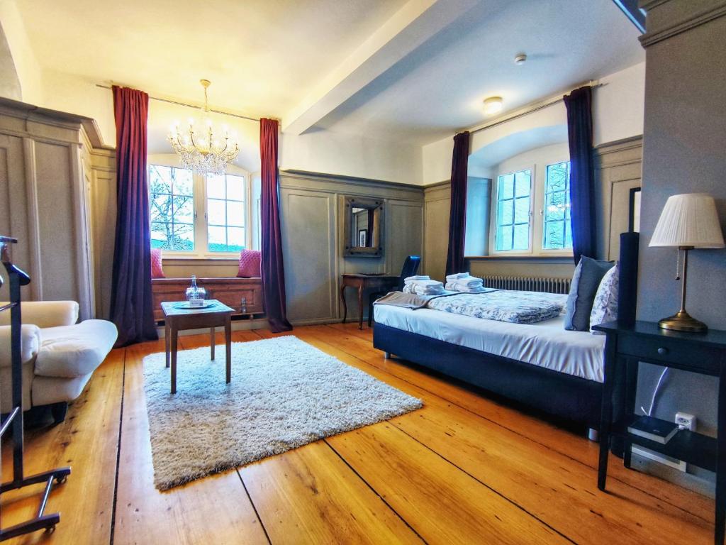 Postel nebo postele na pokoji v ubytování Hotel & Restaurant Schloss Schwandegg